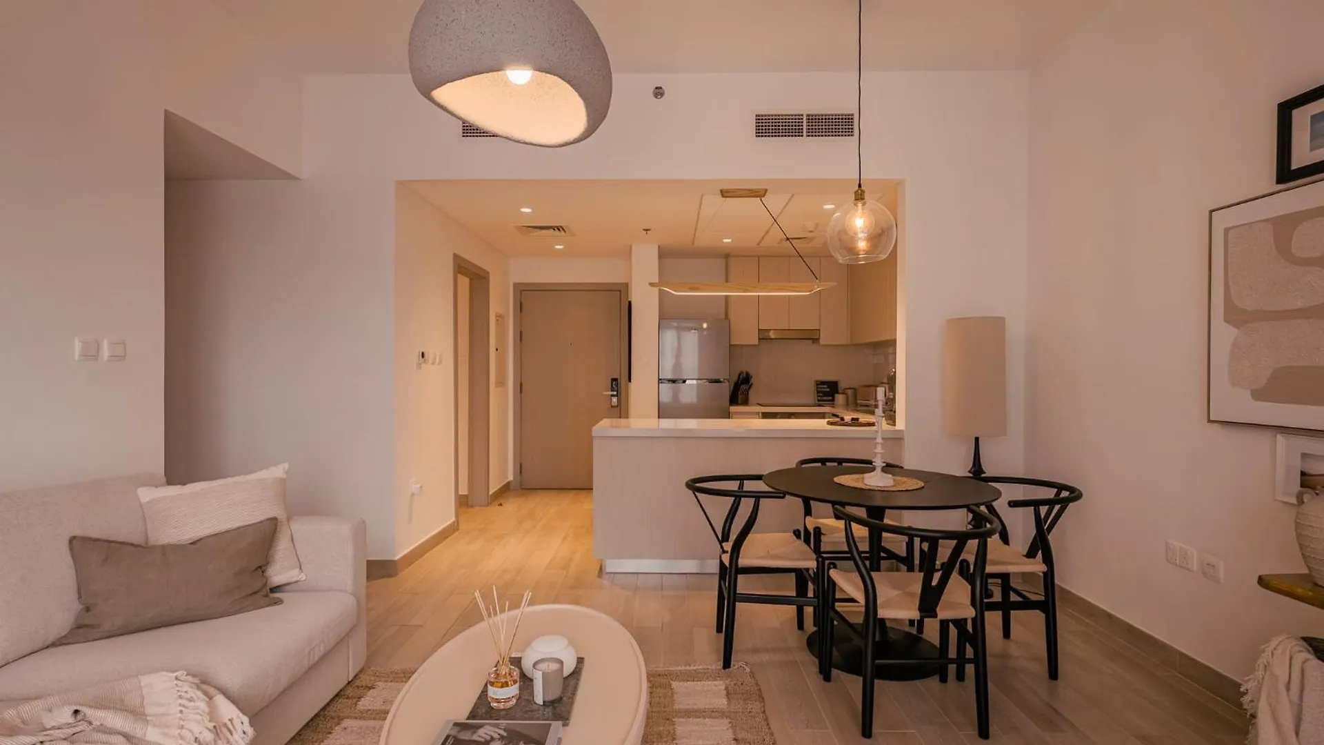 Yas Island Elegant 2Br With Lake & Pool View Абу-Даби 0*,