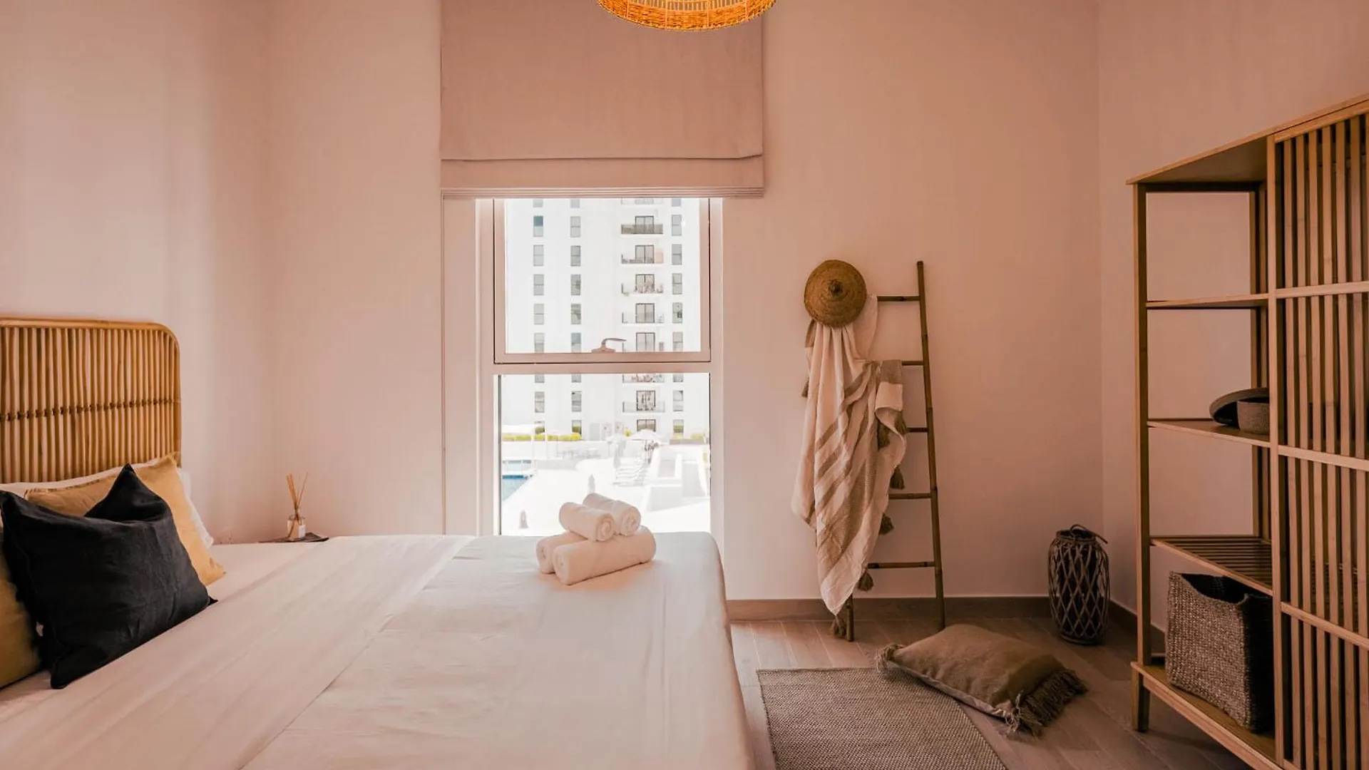 Апартаменты Yas Island Elegant 2Br With Lake & Pool View Абу-Даби ОАЭ